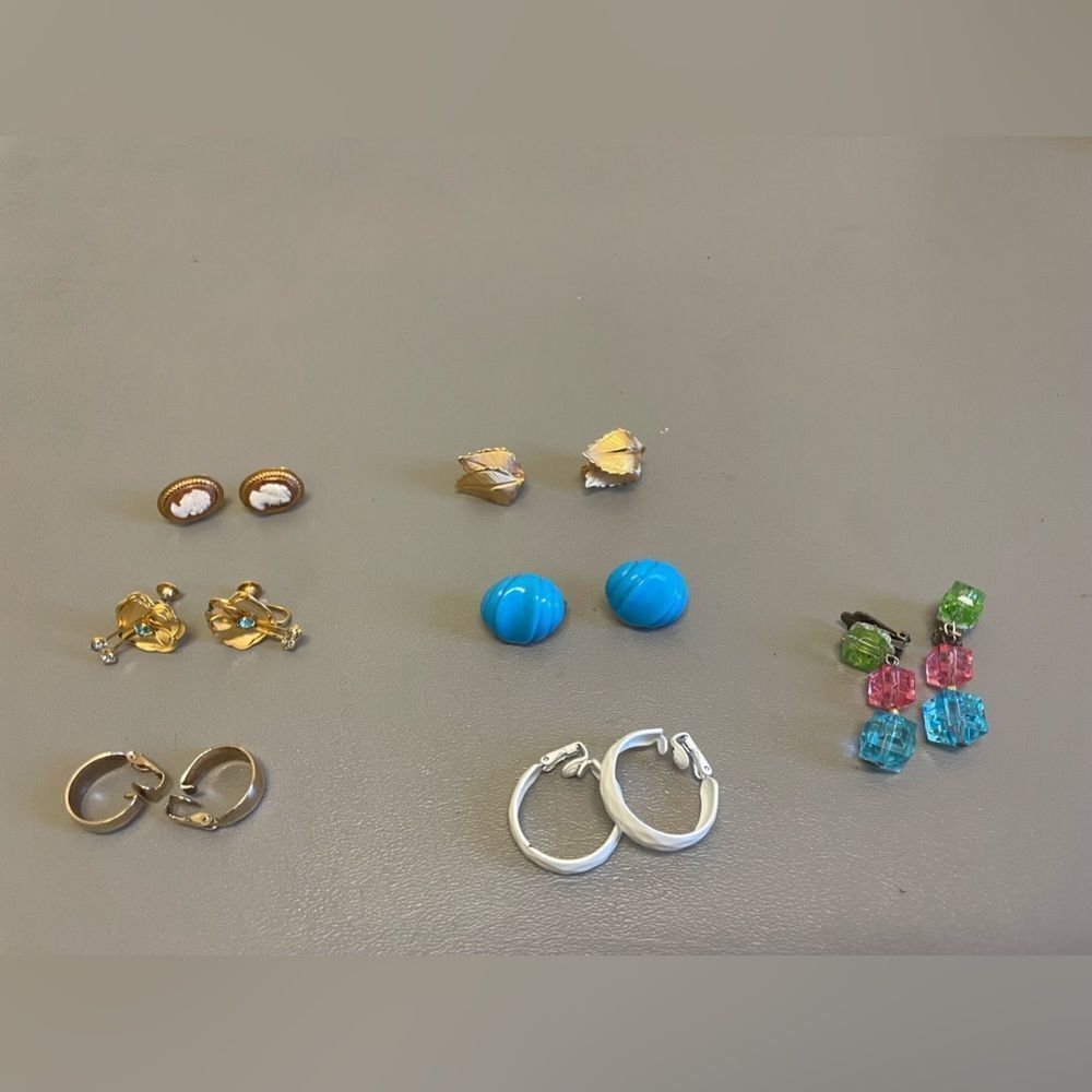 Clip earrings 